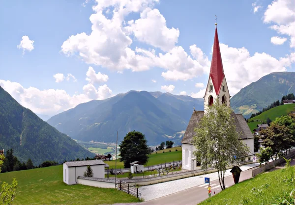 Horská vesnice v jižním Tyrolsku — Stock fotografie