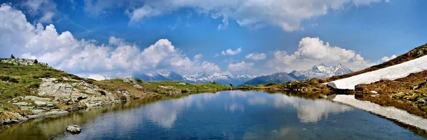 Lago di montagna — Foto Stock