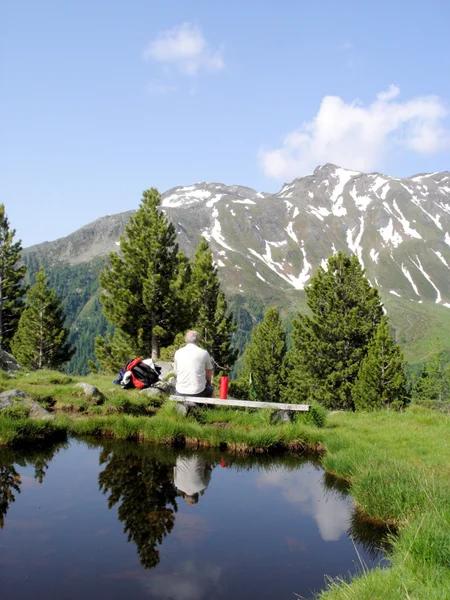 Escursionisti e un piccolo lago di montagna — Foto Stock