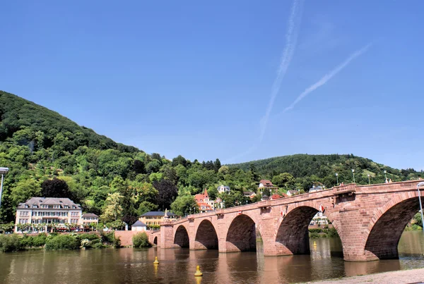 A régi hídon át a Neckar-folyóra — Stock Fotó