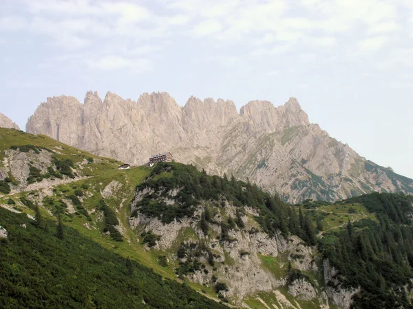 Eine Berghütte in den Bergen — Stockfoto