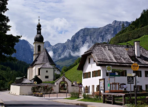 Kyrkan och gamla hus i Alperna — Stockfoto