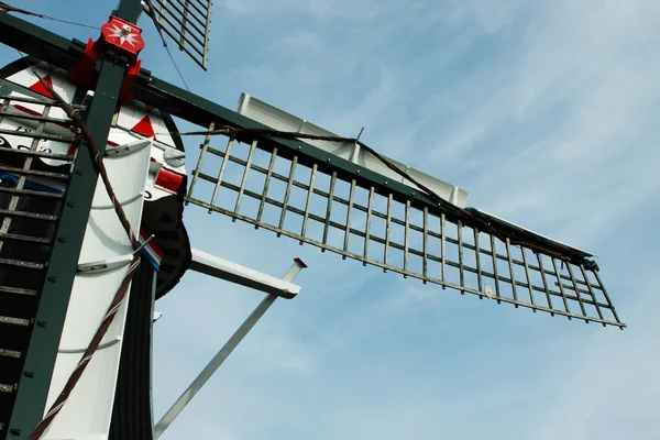 Molino de viento sobre el cielo en los Países Bajos — Foto de Stock