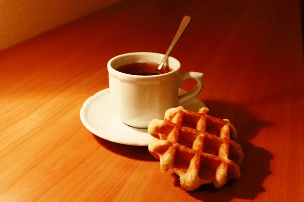 Hrnek s čajem a sušenkami — Stock fotografie
