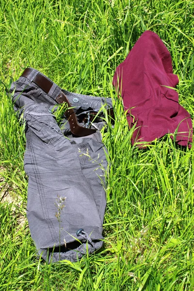 Ubrania na trawie — Zdjęcie stockowe