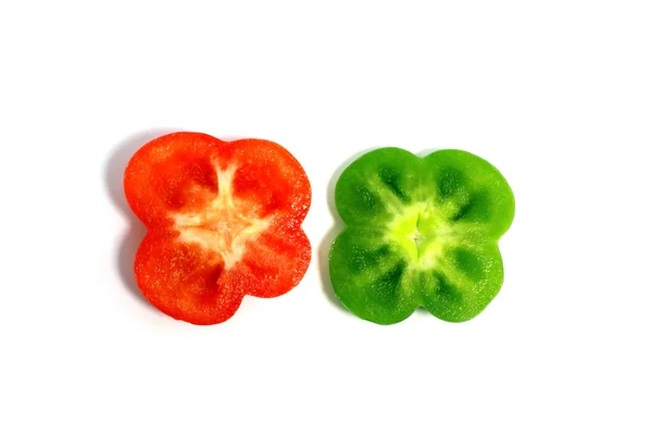 Grüne und rote Paprika schneiden — Stockfoto