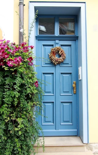 青い木製ドア — ストック写真