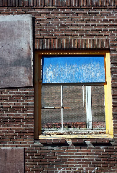Старих зруйнованих вікно — стокове фото