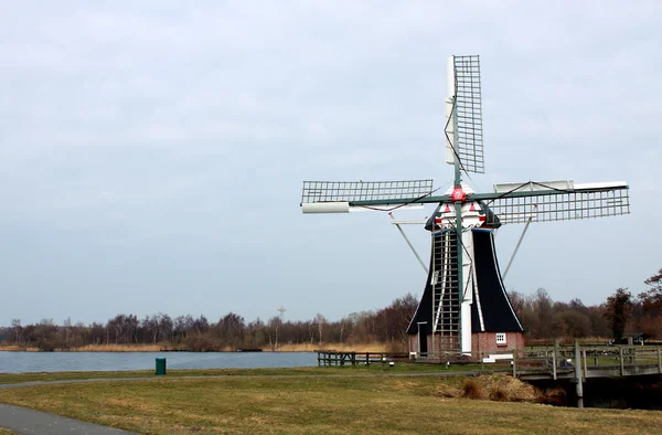 Molino de viento sobre el cielo en los Países Bajos — Foto de Stock