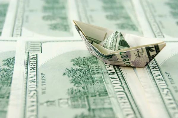 Navio feito de dinheiro no mar de notas de dólar — Fotografia de Stock