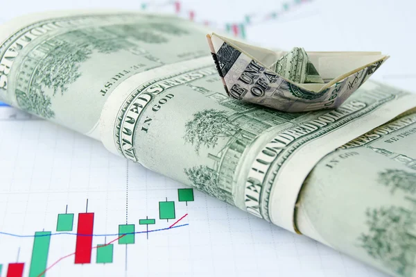 Schip gemaakt van geld op Golf van dollar notities — Stockfoto