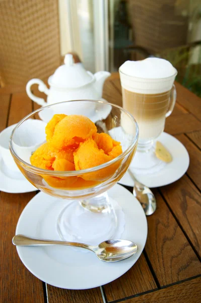 Ice cream and coffee latte — Stock Photo, Image