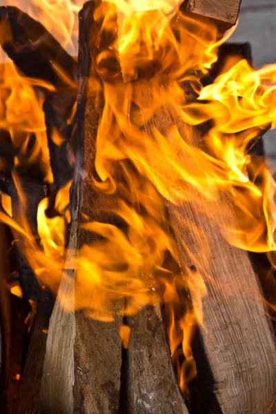Carvão e chamas de madeira — Fotografia de Stock