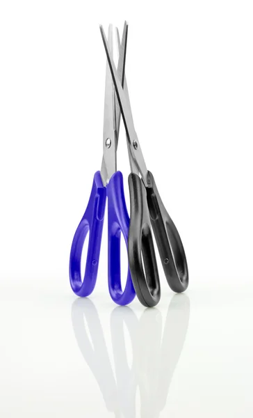 Dwa nożyczki z uchwytami z tworzywa sztucznego. — Zdjęcie stockowe
