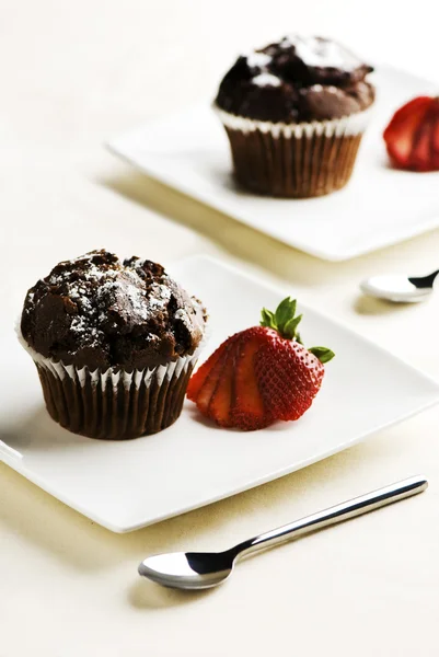 Čokoládové muffiny s jahodami — Stock fotografie