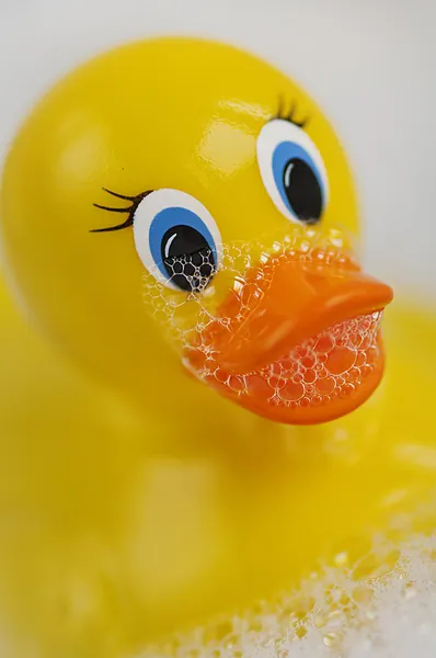 Bolhas de banho com um Ducky de borracha — Fotografia de Stock