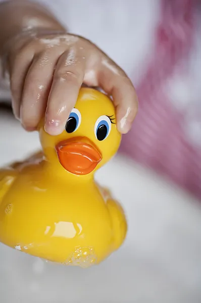 Barn med gummi ducky — Stockfoto