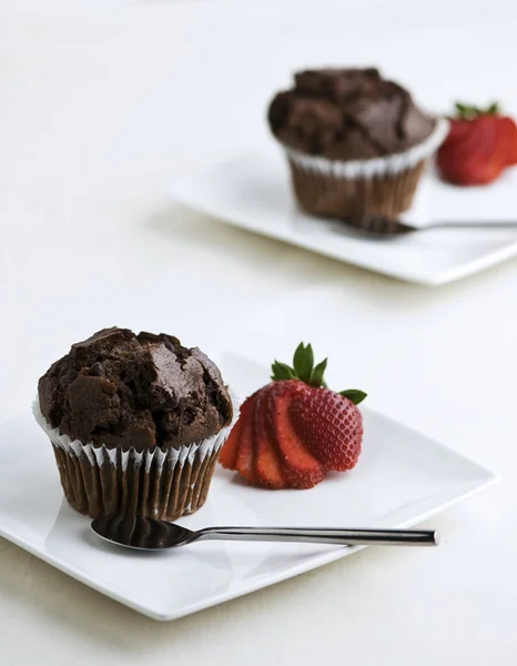 Čokoládové muffiny s jahodami — Stock fotografie