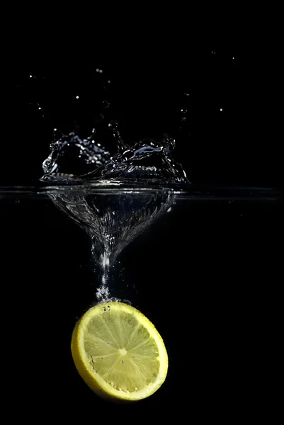 Выплеск лимона — стоковое фото