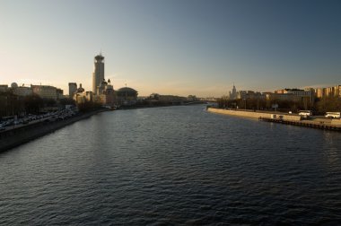 Moskova Nehri üzerinde günbatımında göster