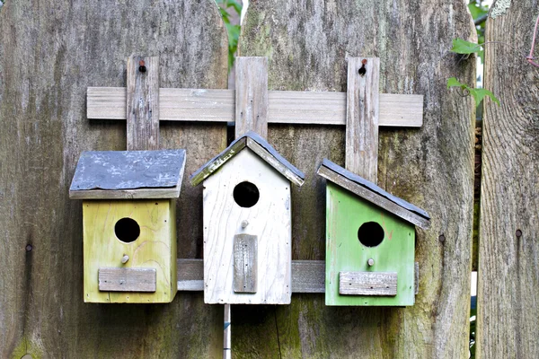 Τρεις birdhouses σε παλιό ξύλινο φράκτη — Φωτογραφία Αρχείου