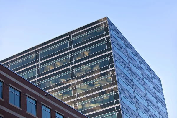 Edificio moderno con reflejos y cielo azul Imagen de archivo