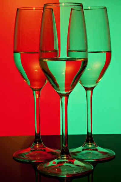 Drei Weingläser mit buntem Hintergrund Stockbild