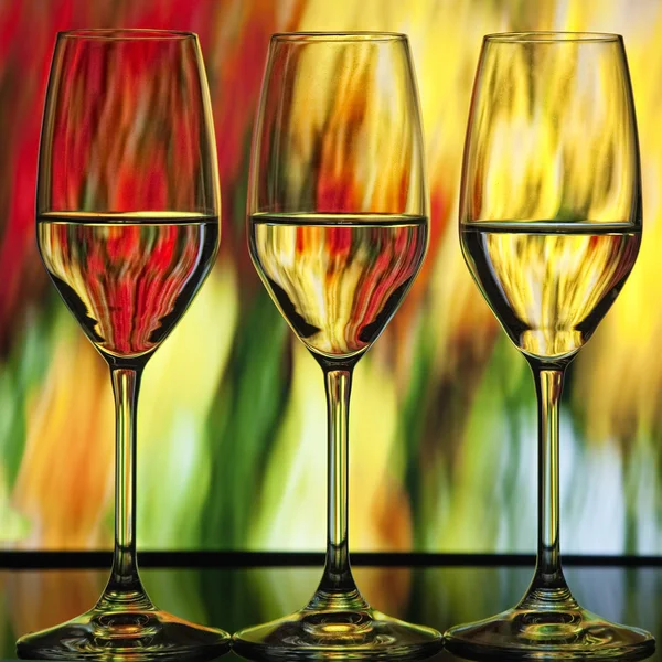 Drei Weingläser mit buntem Hintergrund Stockbild