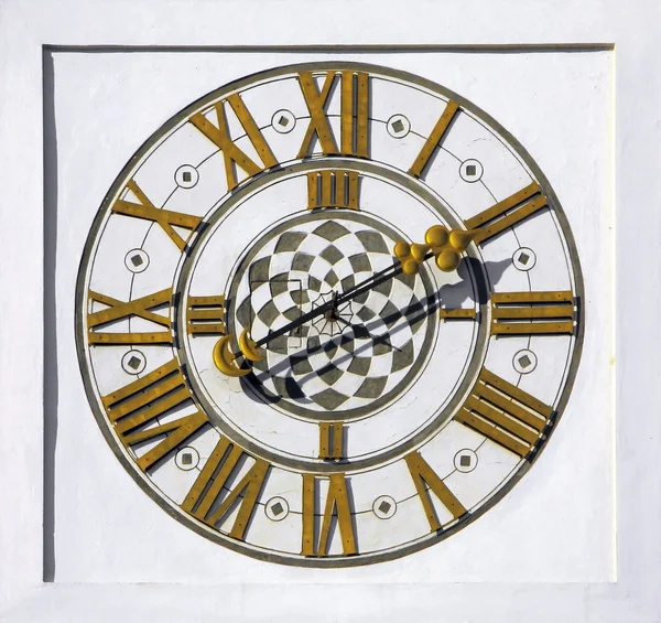 Старые церковные часы — стоковое фото