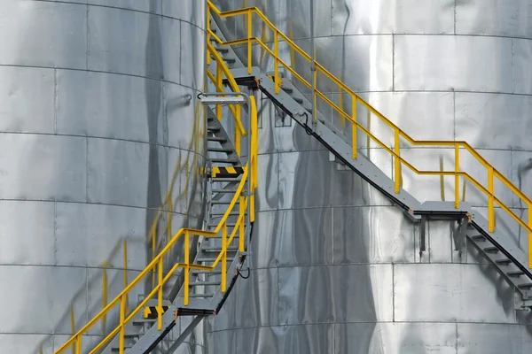Lépcsők a gáz-tartály — Stock Fotó