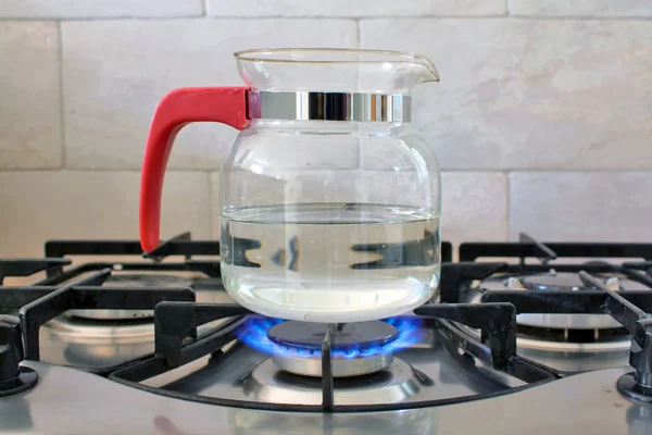 Chaleira de vidro no fogão a gás — Fotografia de Stock