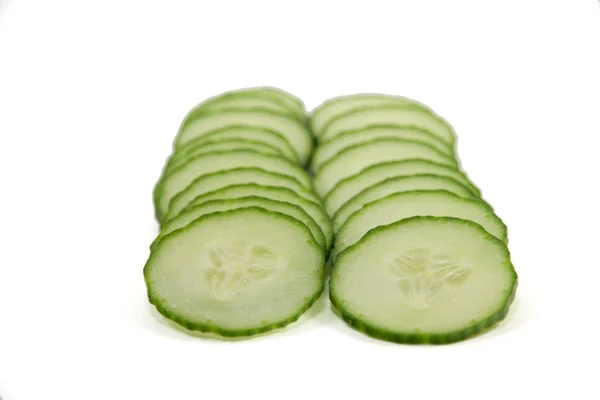 De plakjes komkommer met weinig dof — Stockfoto
