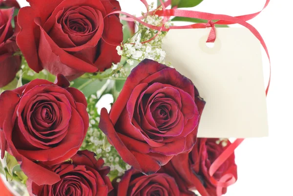 Rosas vermelhas com etiqueta de presente — Fotografia de Stock
