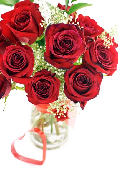 Rode rozen in vaas met hart Stockfoto