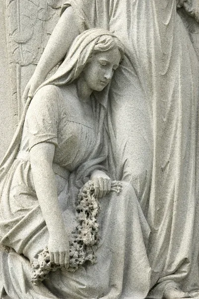 Socha ženy smutku na hřbitově — Stock fotografie
