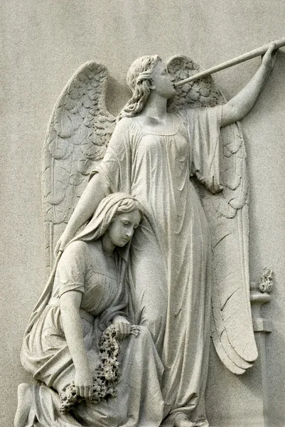 Estatua de mármol de la mujer y el ángel de luto —  Fotos de Stock