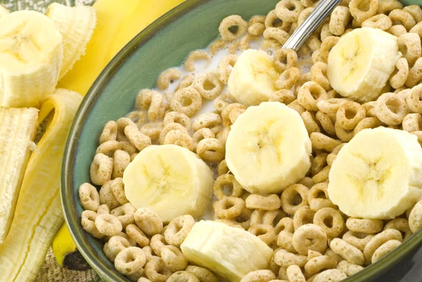 Cereales de avena tostados y plátanos —  Fotos de Stock