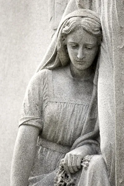 애도 여자의 묘지 동상 스톡 사진