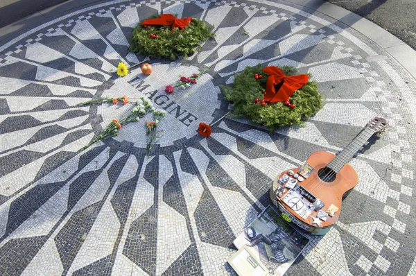 Джон Леннон пам'ятник — стокове фото