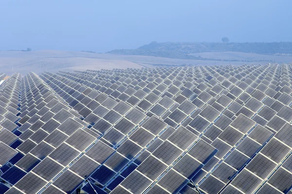 Campo de energia solar enorme — Fotografia de Stock