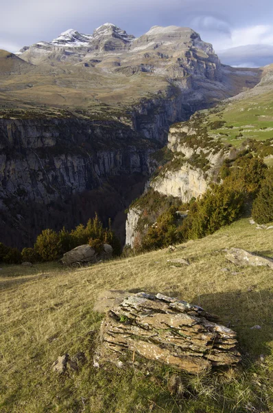 Landschap van hoge bergen in het najaar van — Stockfoto