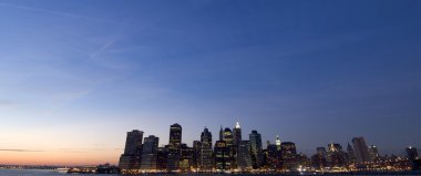 alacakaranlıkta gökdelenlerin hattı