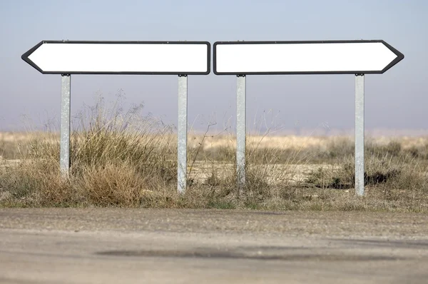 Белые дорожные знаки — стоковое фото
