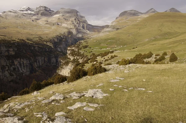Landschap van hoge bergen in het najaar van — Stockfoto