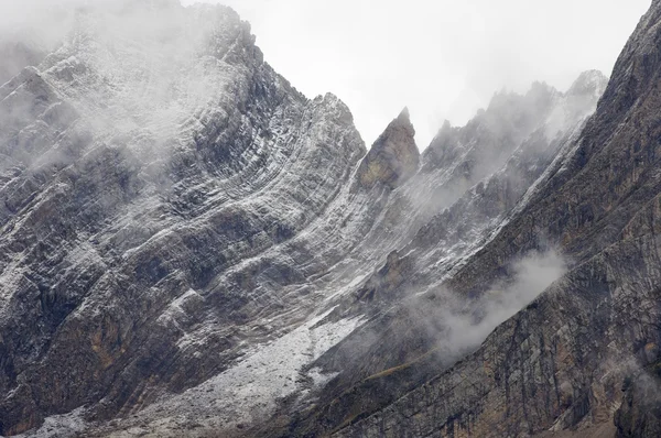 Montagnes accidentées dans le brouillard hivernal — Photo