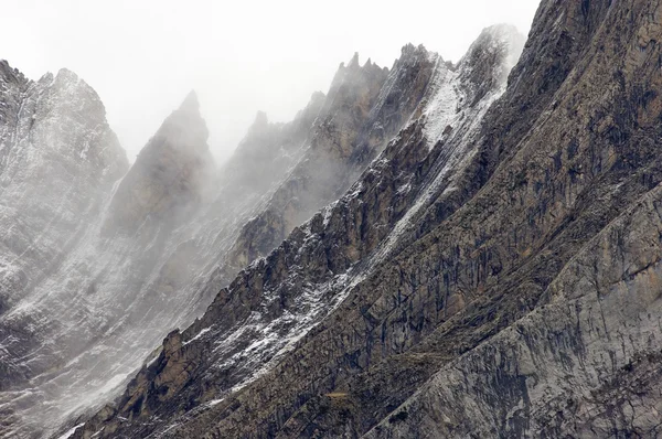 Прочные горы в зимнем тумане — стоковое фото