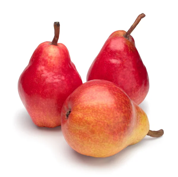 Tres peras rojas maduras sobre fondo blanco . Imagen De Stock