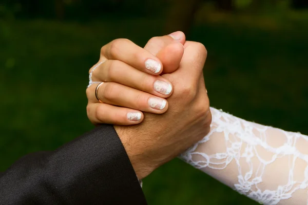 Hands of a groom and a bride — Stock Photo, Image