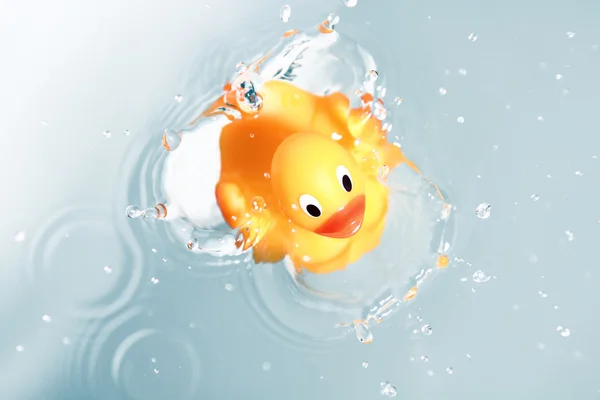 Jouet en caoutchouc canard dans l'eau Images De Stock Libres De Droits