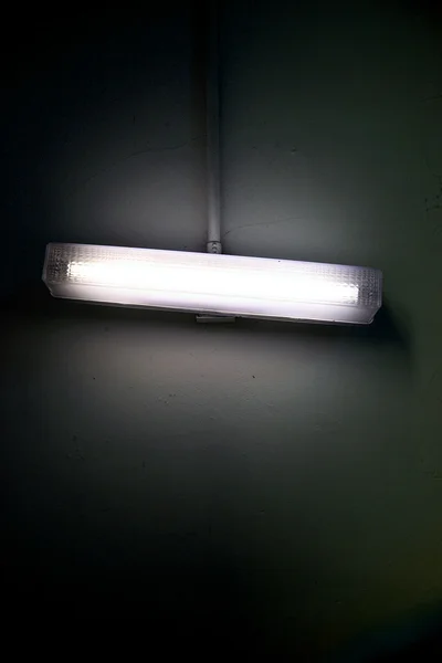 Luz fluorescente na parede — Fotografia de Stock